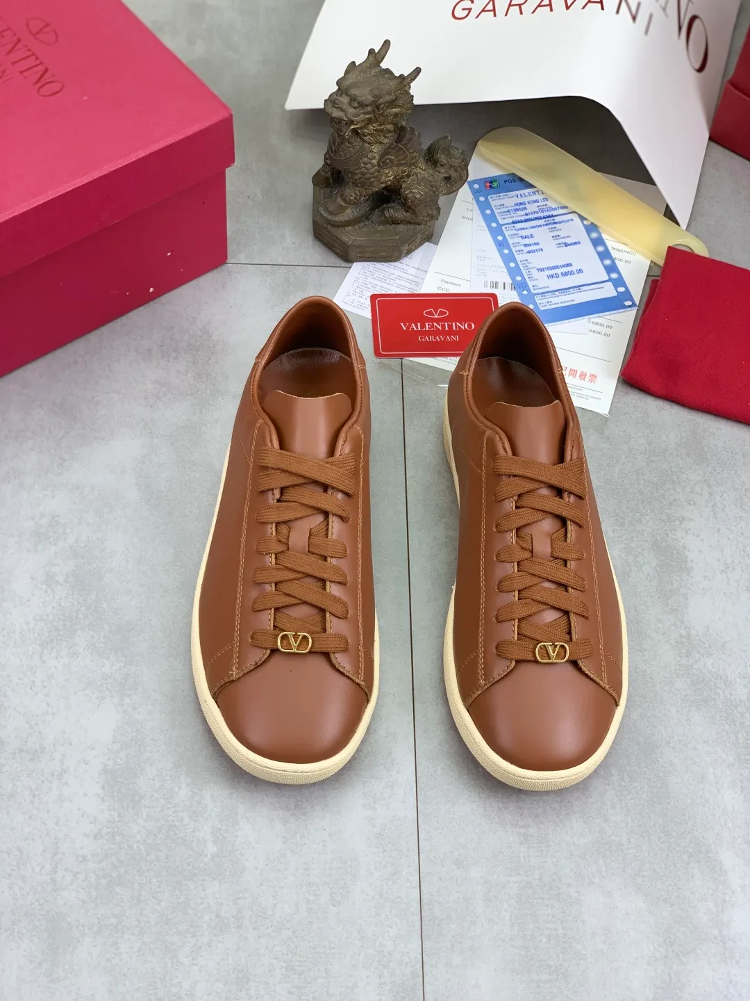 Men's men's shoes 💰P520 New style 💰 Top version Valentino Valentino 25/ Royco series Cherry 🍒Couple style Casual sneakers White shoes Original purchase and development Production Classic and timeless low-top sneakers outline a lazy silhouette, supplemented by low-key and restrained brand details, evolved into a must-have item in the wardrobe, comfortable and versatile!  ✔️Fabric: Original customized first-layer cowhide ✔️Inner lining: Imported breathable sheep lining ✔️Sole: Original molded anti-slip rubber material ✔️Size: 38-45